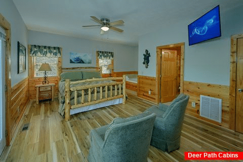 1 bedroom cabin King bedroom with sitting area - Angel Haven