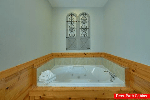 Jacuzzi Tub in Master bedroom at honeymoon cabin - Angel Haven