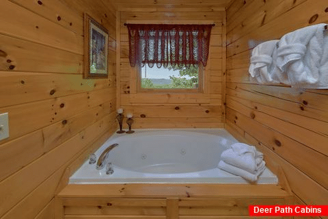 2 Bedroom Cabin with Jacuzzi Tub - Bearfoot Haven