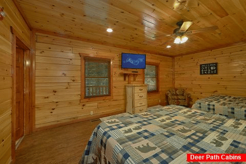 Spacious bedroom with 2 king beds in cabin - The Big Lebowski