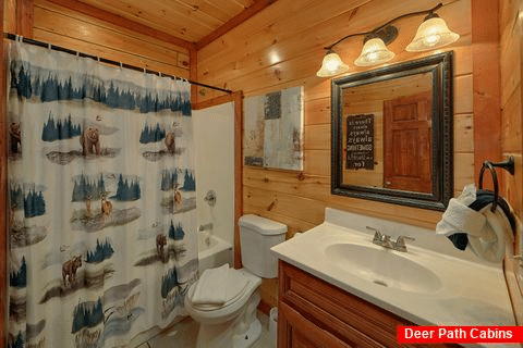 9 full bathrooms in 11 bedroom luxury cabin - The Big Lebowski