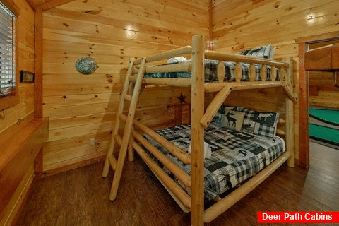Private bath for bunk bedrooms in cabin rental - The Big Lebowski