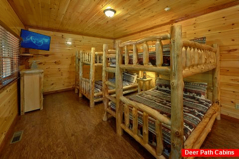 Queen bunk beds for 8 guests in 11 bedroom cabin - The Big Lebowski