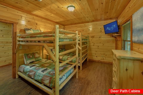 Pigeon Forge cabin with twin over full bunk beds - The Big Lebowski