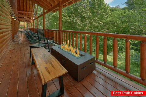 11 bedroom luxury cabin with fire pit on deck - The Big Lebowski