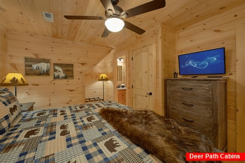 Spacious King Bedroom with Flatscreen TV - 3 Little Bears