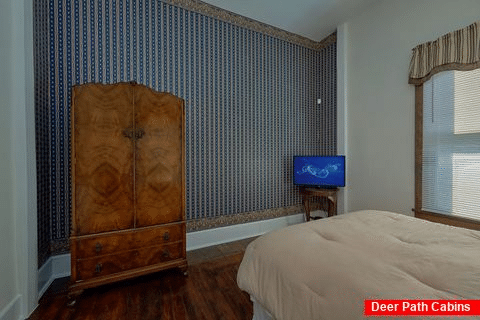 Queen Bedroom with Flatscreen TV - Southern Charm