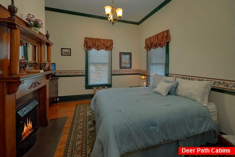 Queen Bedroom with Flatscreen TV Sleeps 8 - Southern Charm