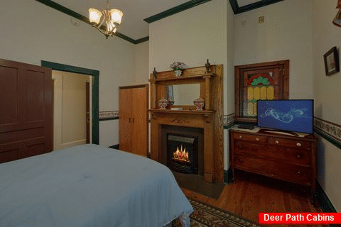 Spacious Queen Bedroom with Cable and WiFi - Southern Charm