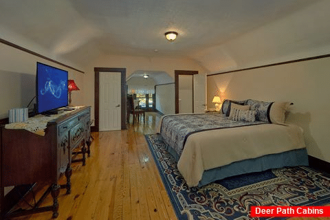 Large King Bedroom with Flatscreen TV Sleeps 8 - Southern Charm