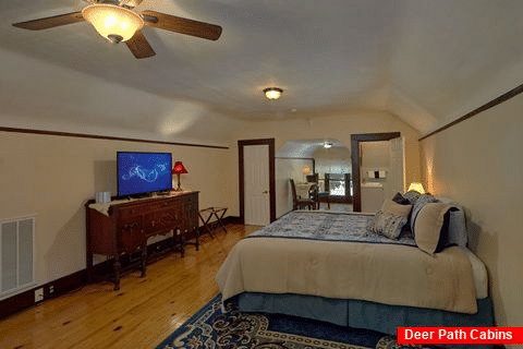 Spacious King Bedroom with Cable TV and WiFi - Southern Charm