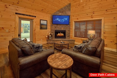 Spacious 4 Bedroom Cabin with Fireplace and WiFi - Pigeon Forge Plunge