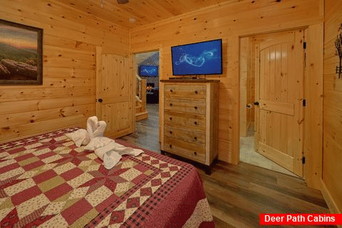 Spacious King Bedroom with Cable TV - Pigeon Forge Plunge