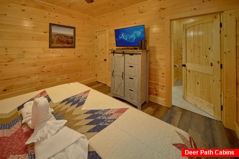 Master Bedroom with King Bed and Flatscreen TV - Pigeon Forge Plunge