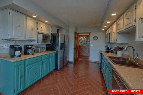 4 bedroom cabin kitchen with 2 dishwashers - Southern Comfort