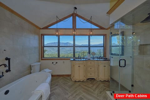 Luxurious master bath in 4 bedroom cabin - Southern Comfort