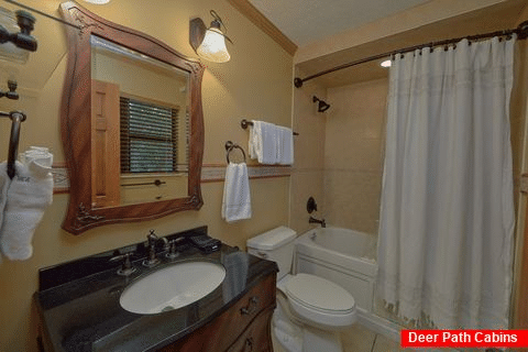 Gatlinburg Cabin Rental with 5 Full Bathrooms - Southern Comfort