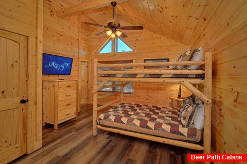 Luxury 4 Bedroom Cabin with Queen Bunk Beds - Pigeon Forge Plunge