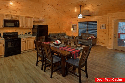 Spacious 2 Bedroom Cabin with Dining Table for 6 - Hideaway Haven