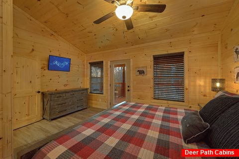 Luxury 2 Bedroom Cabin with King Bed & Cable TV - Hideaway Haven