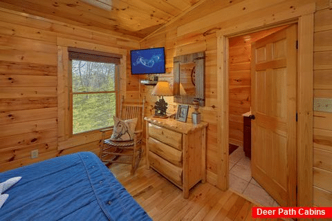 Spacious 3 Bedroom Cabin Sleeps 16 - Honey Cabin