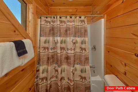 Spacious 3 Bedroom 3 Bath Cabin Sleeps 16 - Honey Cabin