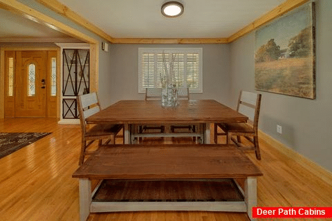 Luxury cabin with plenty of dining space - Waldens Creek Oasis