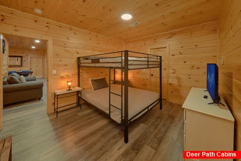 Wears Valley rental cabin with 3 queen bunkbeds - Waldens Creek Oasis
