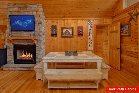 3 bedroom cabin with Dining Room and fireplace - Not Too Shabby
