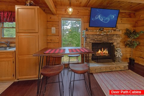Cozy Dining room in rustic 1 Bedroom cabin - Beary Cozy Cabin