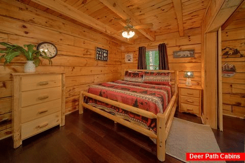 Honeymoon Cabin With King Master Bedroom - Beary Cozy Cabin