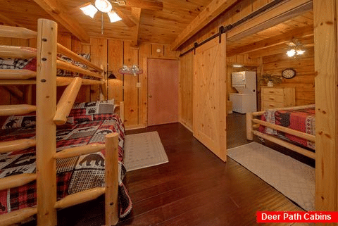 Oversize 1 bedroom cabin that sleeps 5 guests - Beary Cozy Cabin