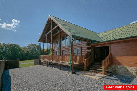 Spacious 6 bedroom pool cabin with flat parking - Fireside Retreat