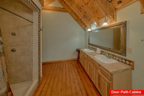 Private Master Bath with jacuzzi in cabin rental - Fireside Retreat