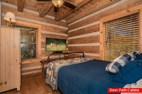 Main Floor Bedroom Cabin Sleeps 10 - Rockin R Lodge