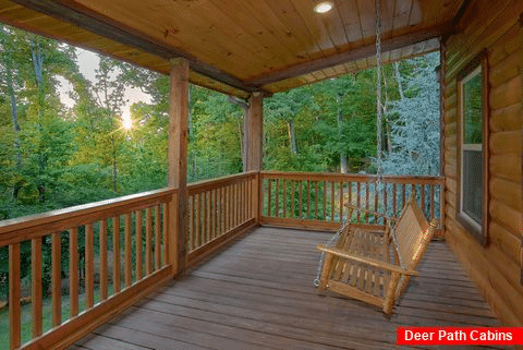 4 Bedroom 2 Bathroom Cabin With Porch Swing - The Tennessean on Huckleberry Hill
