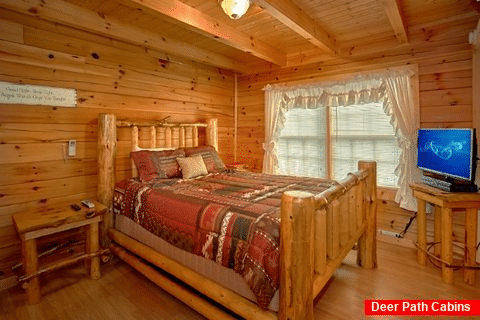 Queen Bedroom In 3 Bedroom Cabin - Cabin on the Lake