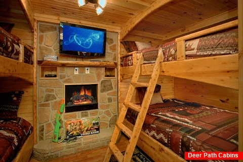 Queen Bunks With Fireplace And TV - Cabin on the Lake