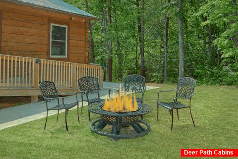 Rustic 1 Bedroom cabin with Fire Pit - Beary Cozy Cabin