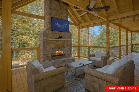 Spacious Cabin with Outdoor Wood Fireplace & TV - Makin Waves