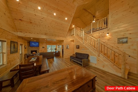 Spacious Living Room in 4 bedroom cabin - Heritage Splash