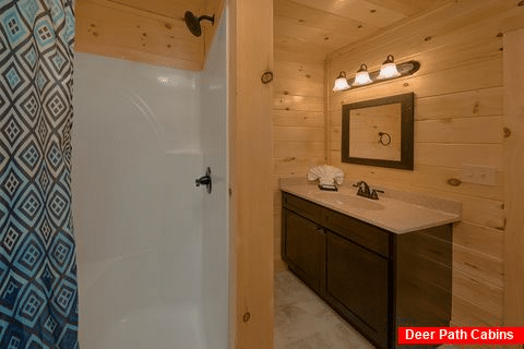 Private Master Bath in 4 bedroom cabin - Heritage Splash
