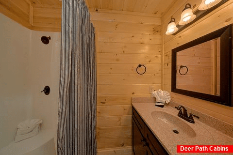 Pigeon Forge cabin rental with 4 private baths - Heritage Splash