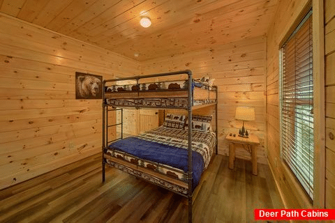 4 bedroom cabin with Queen Bunk Beds - Heritage Splash