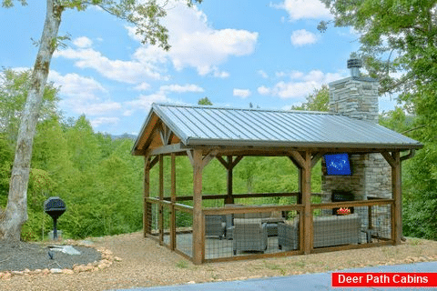 3 bedroom cabin with outdoor fireplace and tv - A Peaceful Haven