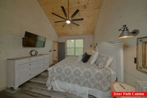 Spacious King bedroom in 3 bedroom cabin rental - A Peaceful Haven