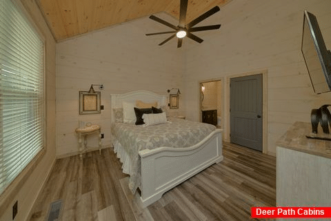 Luxurious King bedroom in Wears Valley cabin - A Peaceful Haven