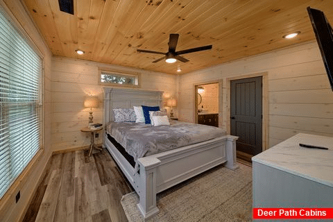Luxurious cabin with 3 Master Bedrooms - A Peaceful Haven