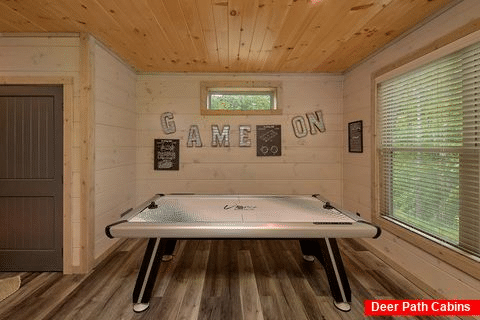 Luxury 3 bedroom cabin with Air Hockey game - A Peaceful Haven