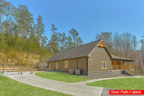 6 bedroom cabin with pool and flat parking - Waldens Creek Oasis